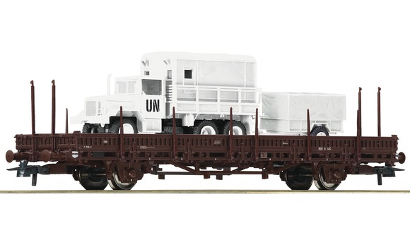 Flat car loaded with UN truck and trailer GMC M35<br /><a href='images/pictures/Roco/226862.jpg' target='_blank'>Full size image</a>